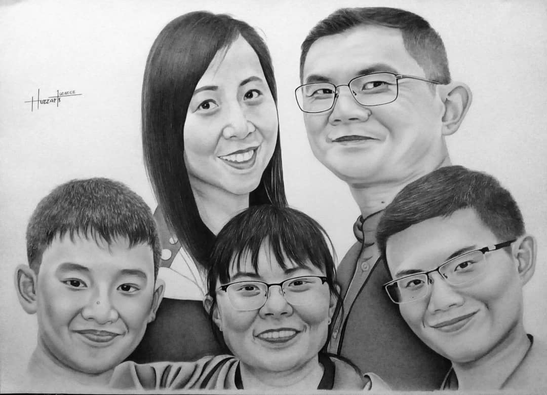 Huzzarts's tweet photo. #familyportraits 
▪Booking size: A3 /graphite drawing
▪Media types is already on instagram.
Untuk tempahan:
✔ : Hantar gambar melalui emel.
✔ : Untuk potret berpasangan / keluarga (jika tiada) boleh hantar gambar satu ii nanti kita gabungkan.
↪ : PASTIKAN GAMBAR ANDA JELAS. https://t.co/j8ewqVTAlW