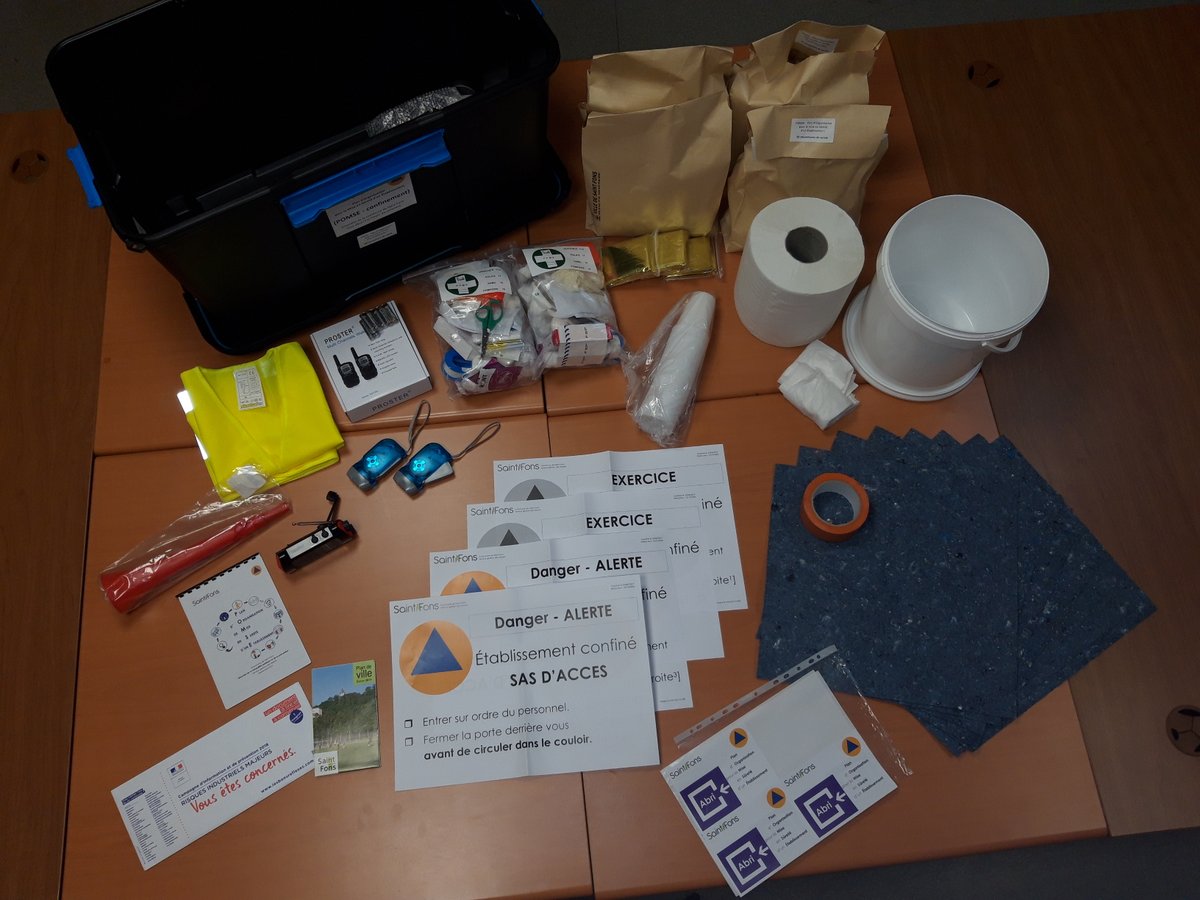 Jacqu_Olivier_P's tweet photo. La crise de Covid ne dois pas faire oublier les risques courants et autres #risquesmajeurs . Retrouvez des bonnes pratiques pour les #PCS, #POMSE de @StFonsVille et autres dispositifs des #collterr ici https://t.co/8t5ro0VABW https://t.co/0Ues92KrZ5
