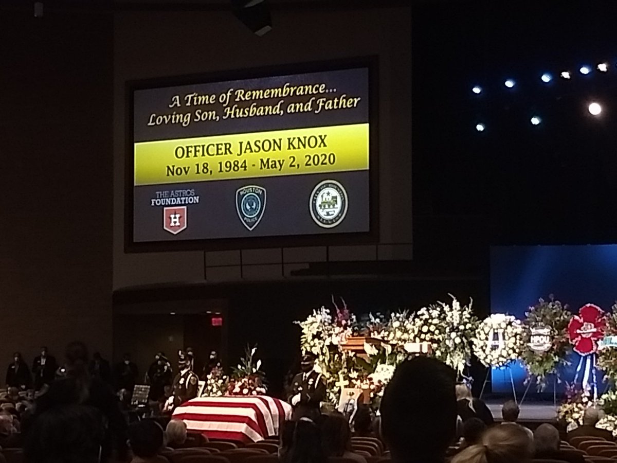mmmjsaldivar's tweet photo. With gratitude, paying respects to a fellow colleague and celebrating the life Officer Jason Knox lived. #prayforhpd #ThinBlueLine https://t.co/TVl1aupKws