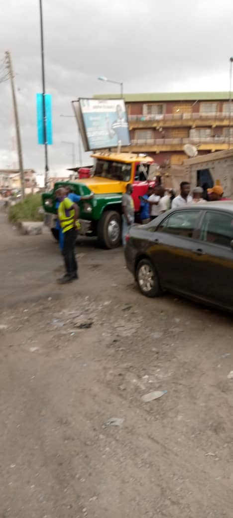 trafficbutter's tweet photo. [5:15PM] #Accident #FallenContainer #Daleko #Isolo A container has just fallen off a truck @ Oye R/About INW Daleko impeding free flow of traffic. Officers on ground to manage situation even as effort is on for recovery. https://t.co/X8qZ7p9AKC VIA @followlastma