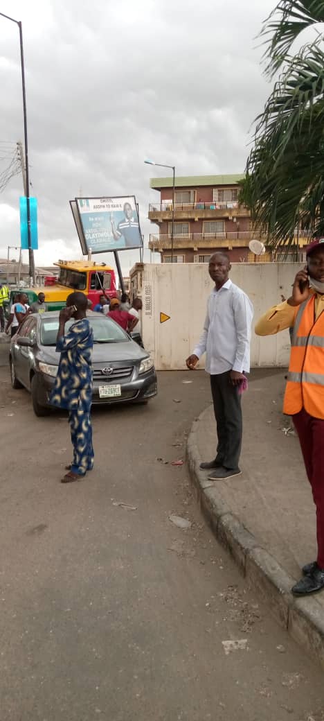 trafficbutter's tweet photo. [5:15PM] #Accident #FallenContainer #Daleko #Isolo A container has just fallen off a truck @ Oye R/About INW Daleko impeding free flow of traffic. Officers on ground to manage situation even as effort is on for recovery. https://t.co/X8qZ7p9AKC VIA @followlastma
