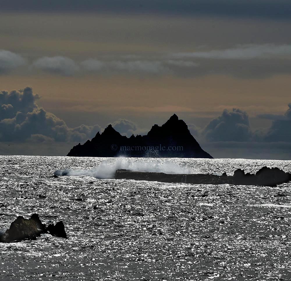 MACMONAGLE's tweet photo. Storm Clouds Gather from the West on the #skelligrocks but it's the place for splendid isolation. St. Fionan knew in the 6th century about the two kingdoms. #heavenandkerry @SkelligKerry @TourismIreland @KerryDarkSky #nikon @NikonEurope https://t.co/XFifvk8fyg