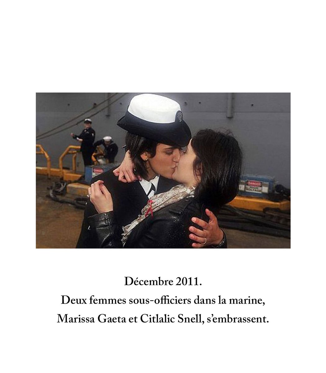 2011 marque aussi la fin de la politique du « don’t ask don’t tell ».L’étau se desserre: les photos de baisers de soldats gays deviennent virales et sont célébrées sur Facebook.15 ans plus tôt, une telle couverture du New Yorker faisait scandale.