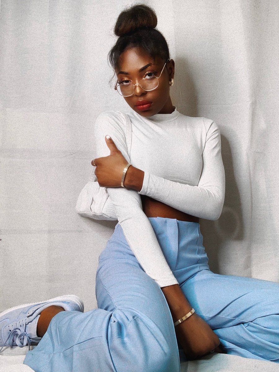 Homemade backdrop🤷🏾‍♀️🤍 #asos #athomewithasos #nike #airforce1 #hydrogenblue #airforce1shadow #missguided #talltrousers #maccosmetics #russianred #natiralhair #protectivestyling #4chairstyles #4chair #blackgirlmagic #model #blackmodel