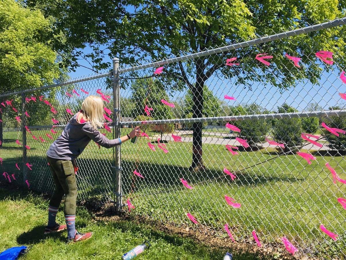 Nieman512's tweet photo. Nieman’s positive messages to their community is moving right along. Thank you classified staff and Megan Ellis for working so hard! @MakewithMsEllis @erinallearn @JosieHerrera_3 #TogetherAgainstCovid19 https://t.co/79GMnMhl54