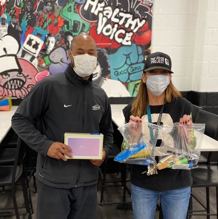 tmason18's tweet photo. My @TMLTKF foundation couldn't finish our 2020 #annualcharacterslipperdrivetour or start our #annualhealthsnackdrive for Camp St. Vincent's De Paul in Baltimore. I was able to #donate #toiletrykits to @UEmpowerofMD #TheFoodProject and Angie for a church doing #outreach #mybmore https://t.co/vyviRduR8p