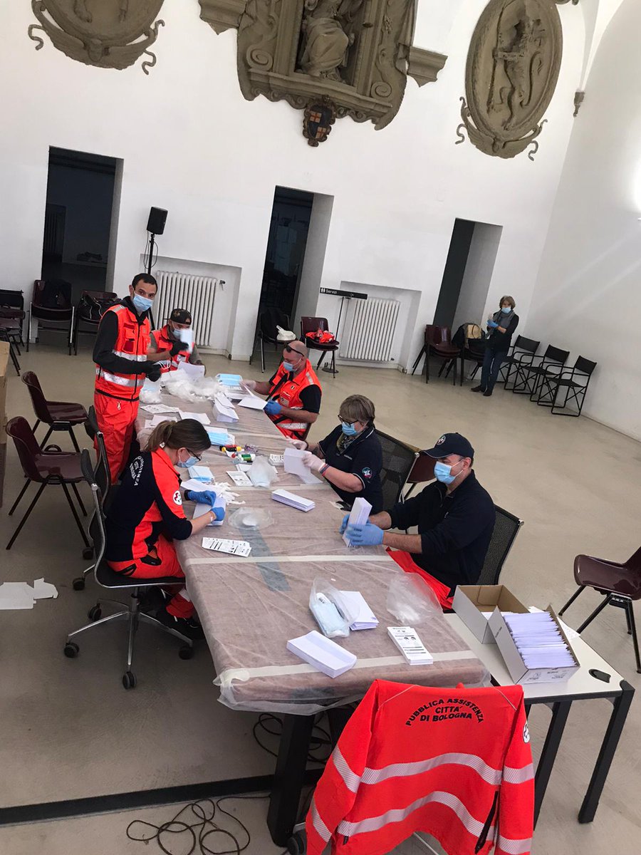 PacbOnlus's tweet photo. Proseguono presso il Comune di Bologna i lavori di imbstamento delle #mascherine per la #cittadinanza.
Tra aprile e maggio sono 38000 quelle già imbustate, oltre 5000 le consegne effettuate a domicilio, 74 le farmacie raggiunte 😷🚑
#Bologna #anpas #PROTEZIONECIVILE #volontariato https://t.co/t0ZHfmvEke