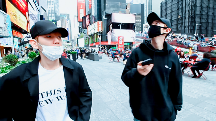bestofchanbaek's tweet photo. lost puppies in NY 🇺🇸 https://t.co/2MH9mtwSjQ