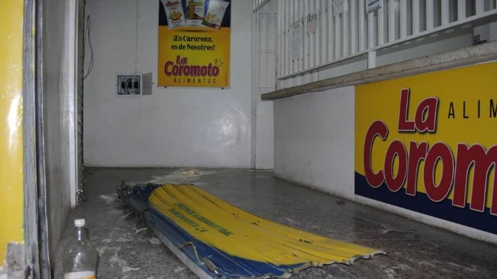 JulioVielma7's tweet photo. Así quedaron las instalaciones de Harina La Coromoto en #Carora luego de haber sido saqueadas la noche de este viernes vía @Yanitzamg #Venezuela https://t.co/oQjDSHYL3z