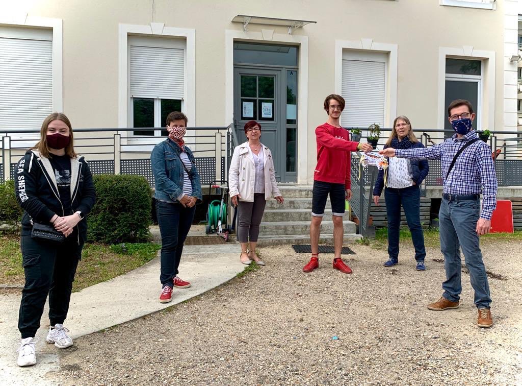 Distribution de masques en tissu fabriqués par nos bénévoles aux organismes solidaires : @caritasfrance de Verneuil, <a href="/restosducoeur/">Les Restos du Coeur</a> de Verneuil-Vernouillet, la main tendue (service paroissial d’entraide) et la Tournelle (maison d’enfants)
