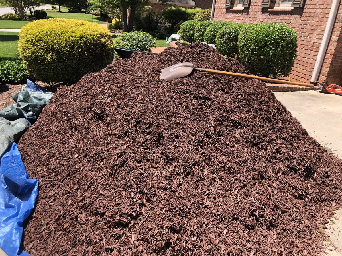 Jim_Piatt's tweet photo. Hey @jondooley 
Got any mulch spreading tips? Asking for a friend. https://t.co/7mEgvMheqR
