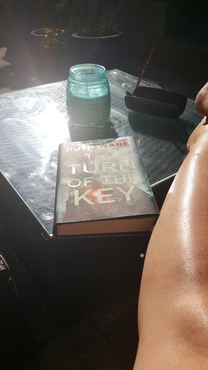 bebbingtonclare's tweet photo. #anotherbeautifulday #anotherbook #reading ❤ https://t.co/mNeUDXAQ3z