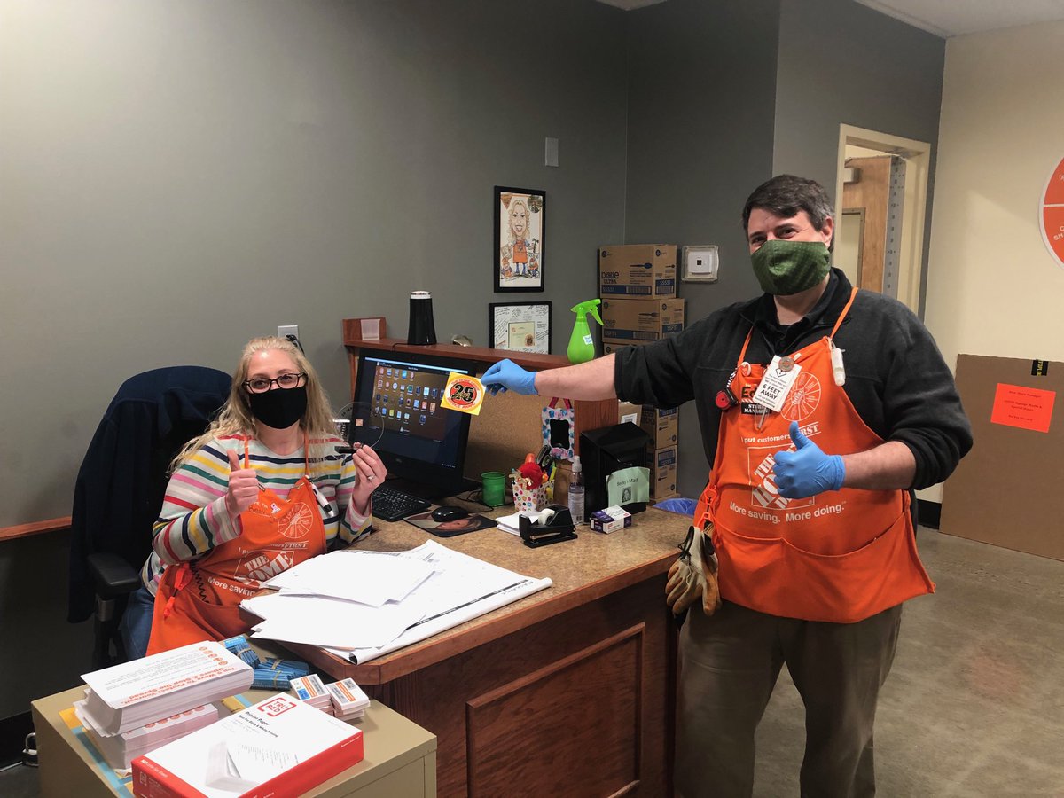 giantsmonkey's tweet photo. SM Ed socially recognizing ASDS Becky on her 25 tremendous years making Home Depot an awesome place to work. ⁦@babb_steve⁩ ⁦@dor7ioan⁩ ⁦@JennHD193⁩ ⁦@Becky_HD953⁩ ⁦@AChibookian⁩ https://t.co/x7jjF9Pa8K