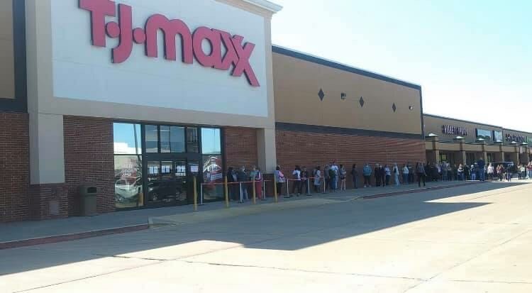 marthamarthacjr's tweet photo. This is the line for reopening TJ MAXX today. 😢 I have no words. Just plain terrifying! What virus??? https://t.co/WIvSRkLT8I