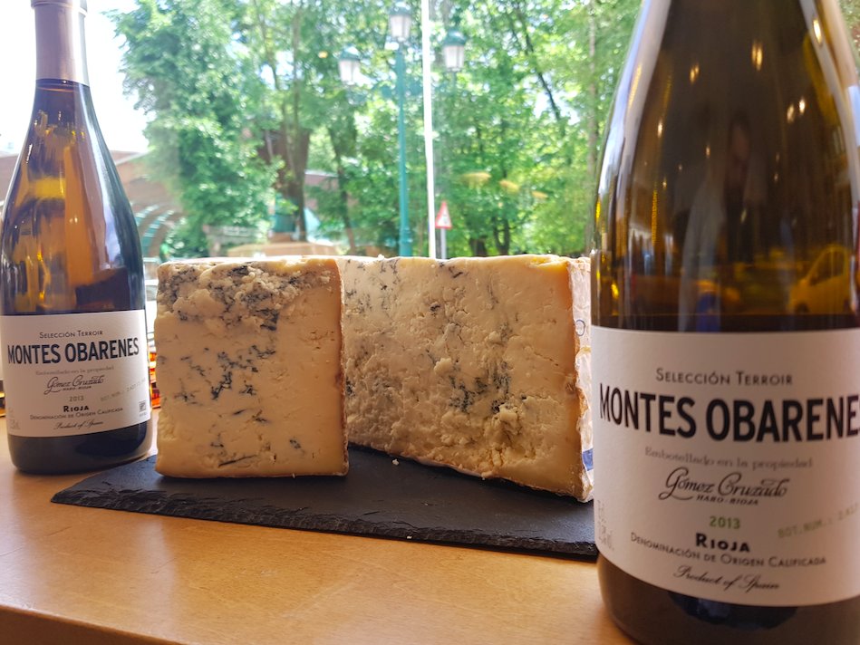TiendasUniko's tweet photo. Os proponemos un maridaje muy apropiado para cualquier aperitivo. Por una parte el Stilton, un queso azul muy cremoso y de sabor intenso que combina perfectamente con un buen vino blanco, como es en este caso el Montes Obarenes  #quesos #vino #caldos #cantabria #rioja https://t.co/TYeaQjOgOE
