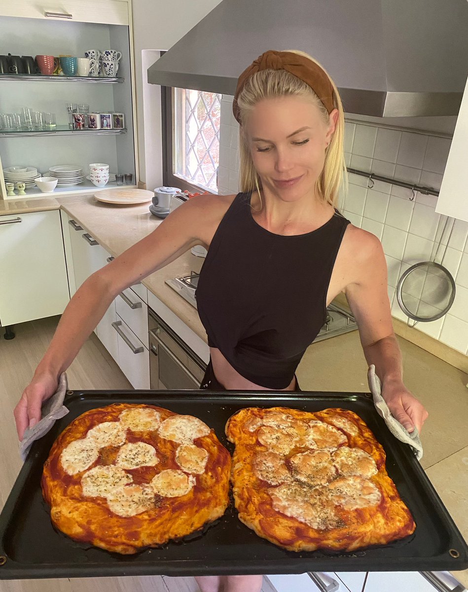 Home made #pizza🍕 for lunch today! #pizzacaseira There’s always a first time in everything! It came out super delicious! #muitobom #italianfoodlover🇮🇹