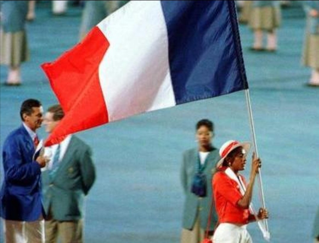 Ah et aussi, elle fut porte drapeau de la délégation française pendant ces fameux JO d'Atlanta : c'est la première femme a l'être en France. C'est définitivement la Queen de ces JO, on ne voit qu'elle.Mettez du respect sur son nom.