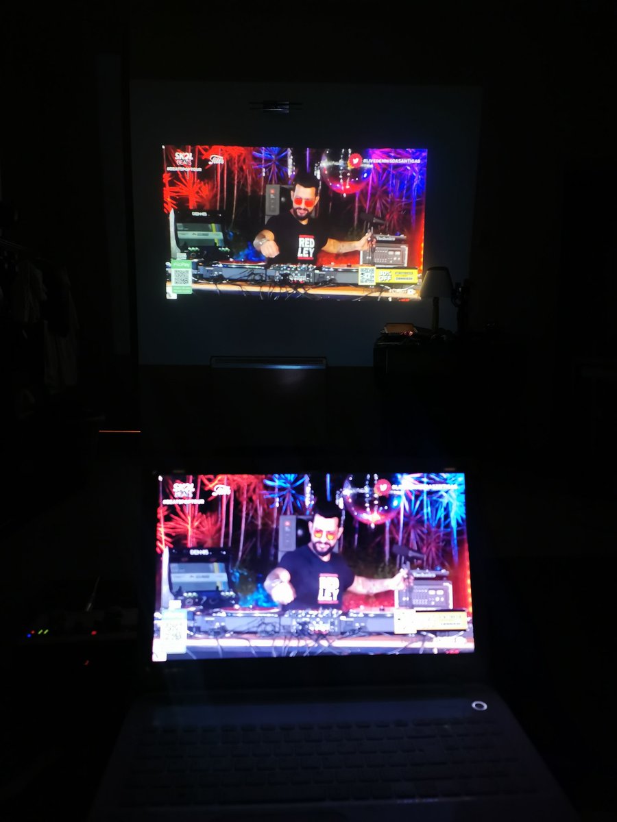 Vanfrot's tweet photo. Porque assistir a uma Live só do Dennis é pouco. Bora colocar no projetor 📽 #LiveDennisDasAntigas https://t.co/ZK7D9Bl25C