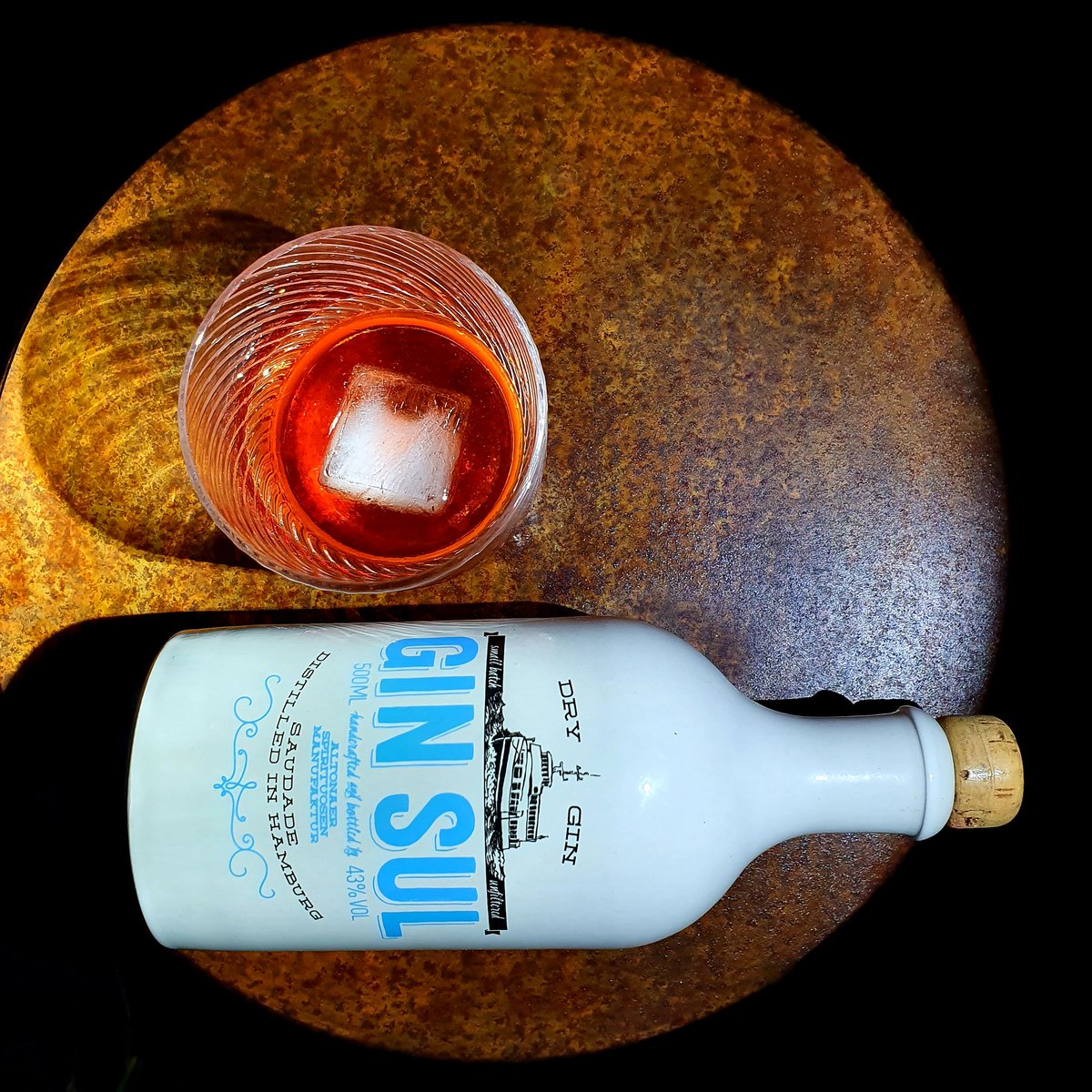 _SQRL_'s tweet photo. #ginadaymay Recently one of my favourite pairings: A #negroni with Gin Sul. So perfectly floral & worked with any vermouth I tried π.
#ginadaymay2020 #boozetwitter #cocktail #cocktails #cocktaillpics #cocktailpic https://t.co/2sNtCxoAtA