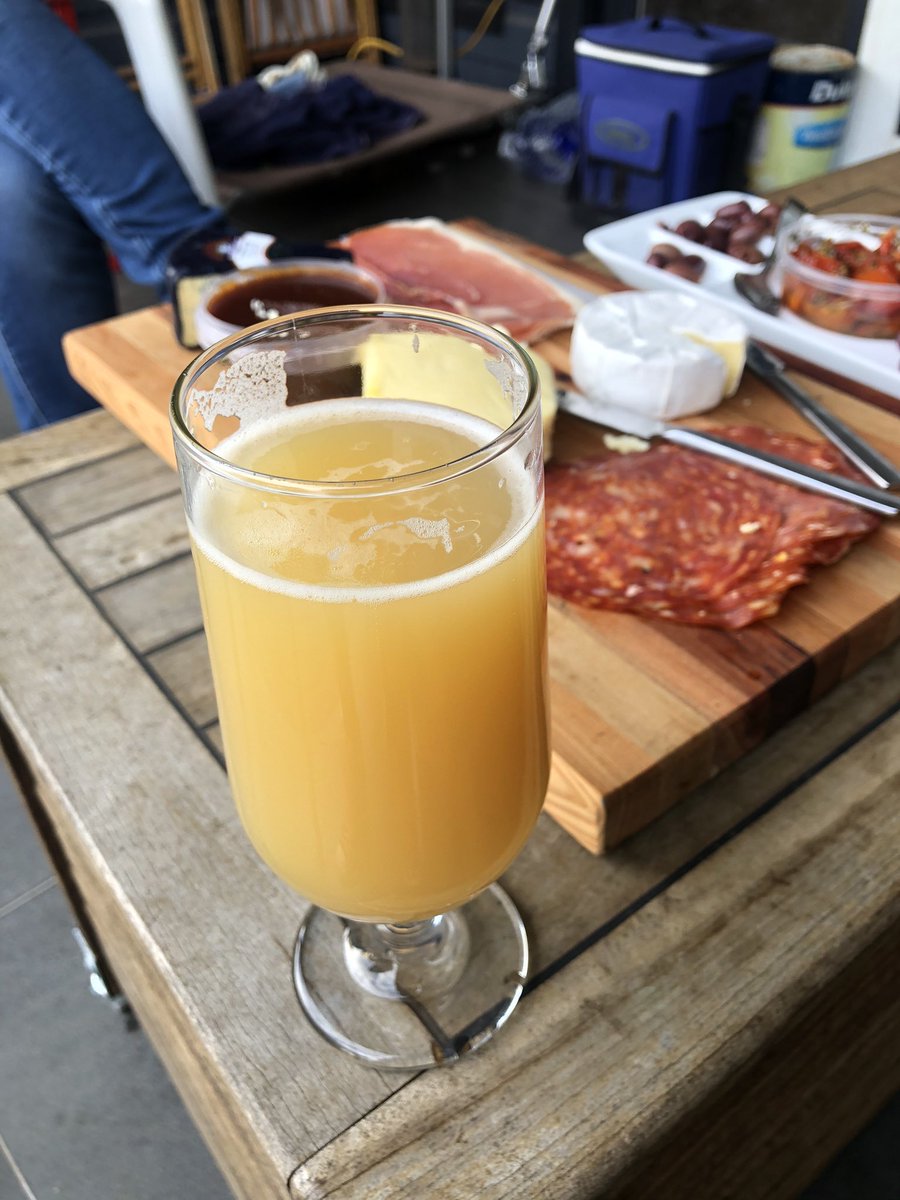 craftbeerlovin's tweet photo. Spit rump on the coals, growler &amp; can tap takeaways and the latest #craftbeer awesome from @theunionnewtown and kickin’ it with my faves. Happy weekend from Sydney y’all! #KeepingLocalAlive #ThinkGlobalDrinkLocal #DrinkBetterBeer https://t.co/ifClmpA4Tk
