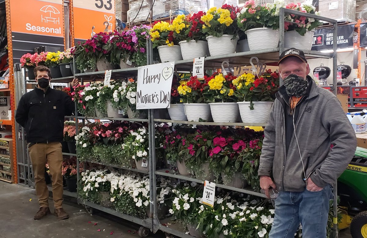 justkellyisfine's tweet photo. Proud to be part of such an amazing partnership with  @KurtzFarmsCT, @RichAltmann &amp;  #1271GettingItDone. Your dedication to taking care of our live goods partners, ensuring our customers receive the beautiful annuals they love and the teamwork you personify makes us who we are. https://t.co/rVl9gwz9Kq