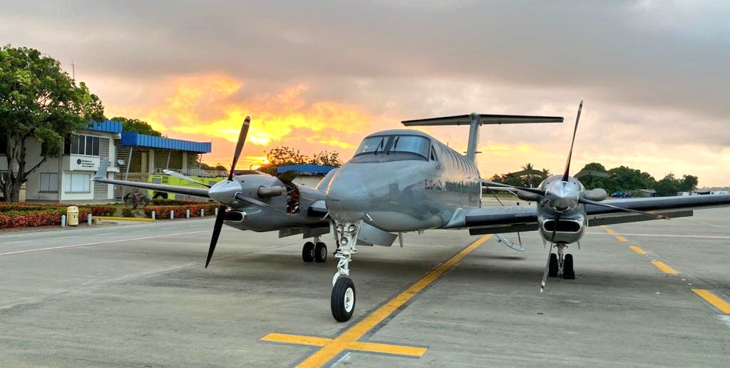 Ejercito_Davaa's tweet photo. En Montería #Córdoba, el atardecer nos deja esta foto, acompañada de nuestro avión ✈️ #Beechcraft350.

Aviación @COL_EJERCITO https://t.co/6s7QyzaV8L