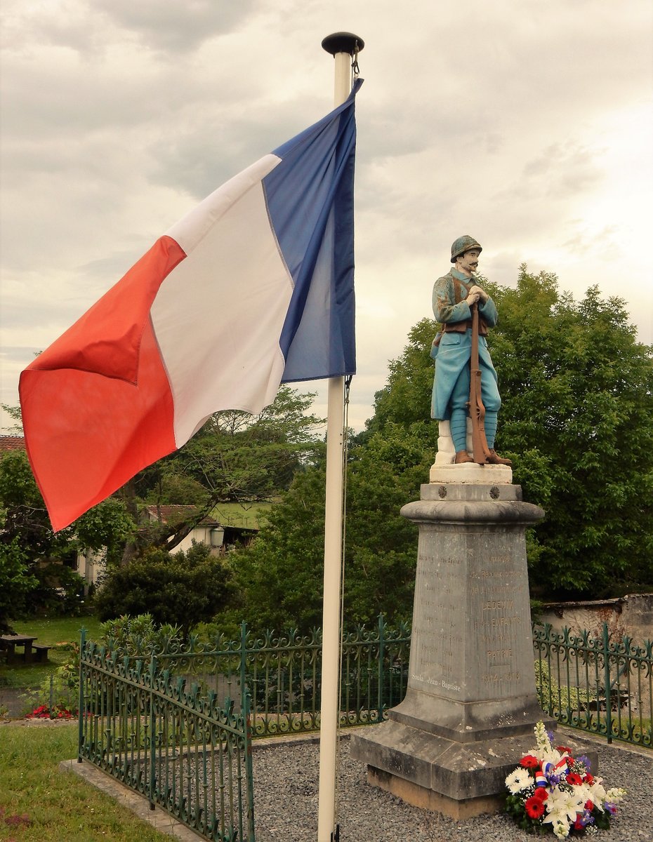 BiarnToustem's tweet photo. 8 MAI 2020 : « LA #CÉRÉMONIEDU8MAI 1945 » – #LEDEUIX – #BÉARN – #PYRÉNÉESATLANTIQUES https://t.co/9T1NwlwlnT https://t.co/RU1B2zQ430