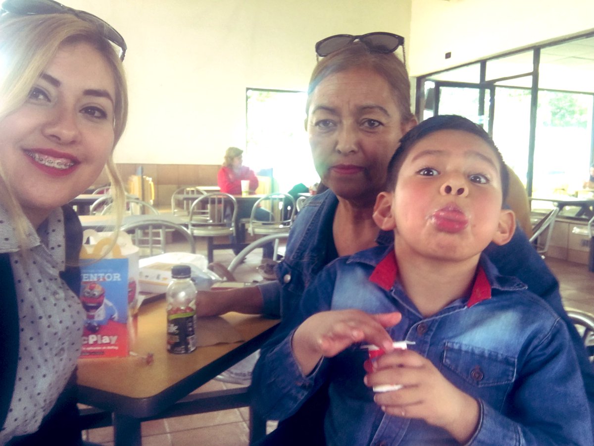 telsye93's tweet photo. #MamáCelebraEnEl6 celebrando el día del mamá la mejor del mundo mundial love you mi viejita #DoñaHorte 👵🏻💖 https://t.co/ER1vUzh6L2