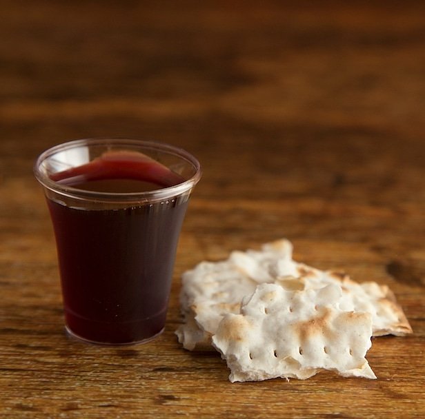 redealeluia's tweet photo. Você já preparou seu pão e vinho para a Santa Ceia de amanhã?

🔴 Se você vai comparecer presencialmente a uma das reuniões aqui na Universal mais próxima (onde cultos estão sendo permitidos), não precisa se preocupar. Os elementos já estarão preparados para você. https://t.co/Q096dcbZ89