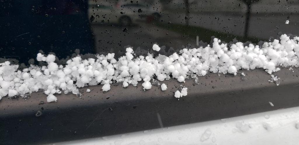 mikecejka4's tweet image. #SnowPellets, little balls of snow, not to be confused with #Graupel, balls of soft ice. The pellets are whiter. @news4buffalo #4WarnWeather
