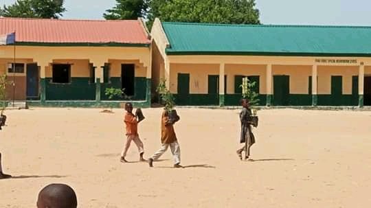ACCRECMaiduguri's tweet photo. ACCREC deemed the importance of integrating the ideals of #ClimateAction to the educational system. With introducing Going Green at the Grassroot (3G) at Federal Low-cost Primary School, to combat desertification and mitigate changing climate.
@FMEnvng @UNCCD @UNDPClimate https://t.co/M90STqPbMt