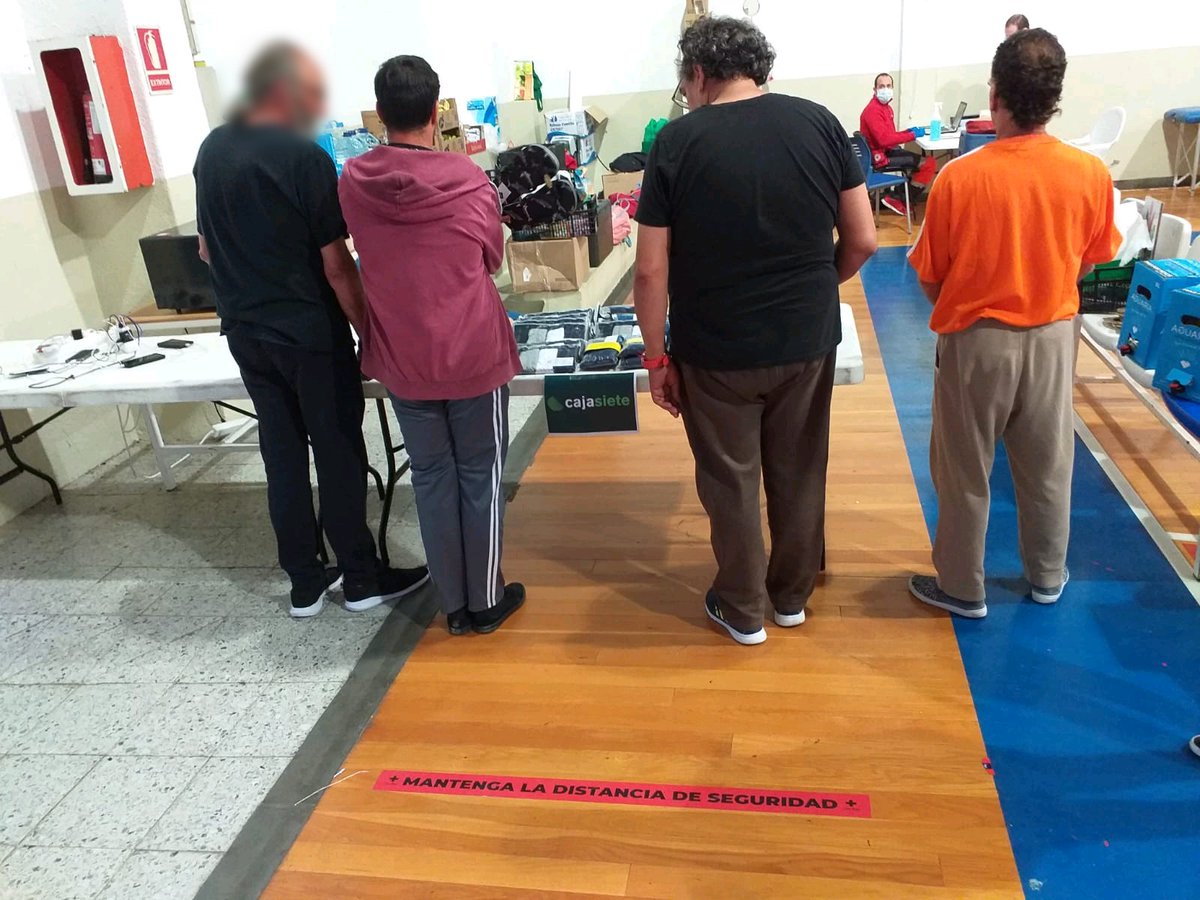 CruzRojaProvTfe's tweet photo. #ComprometidosconNuestraGente La Fundación Canaria Cajasiete Pedro Modesto Campos colabora con nuestro plan #CruzRojaResponde para cubrir algunas necesidades de vestuario y calzado de las personas sin hogar que están acogidas en los albergues. https://t.co/MDBQAhAdc9
