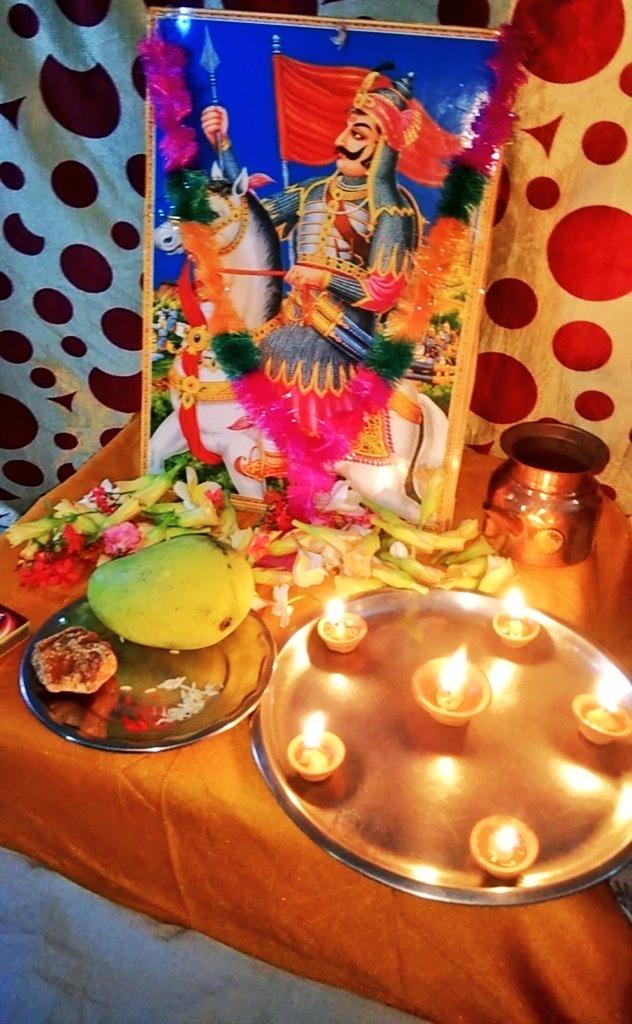 abkmup's tweet photo. #आगरा #महाराणा_प्रताप_जयंती के अवसर पर अपने आवास पर शौर्य और वीरता के प्रतीक राष्ट्रपुरूष मेवाड़ रत्न #महाराणा_प्रताप जी की जयंती पर #दीपदान करते हुए
#अध्यक्ष
वीर बहादुर सिंह धाकरे एडवोकेट
अखिल भारतीय (युवा) #क्षत्रिय महासभा
पश्चिमी उत्तर प्रदेश
#vbsdAdv #vbsd #Dhakray https://t.co/6UJ5qyHdNP