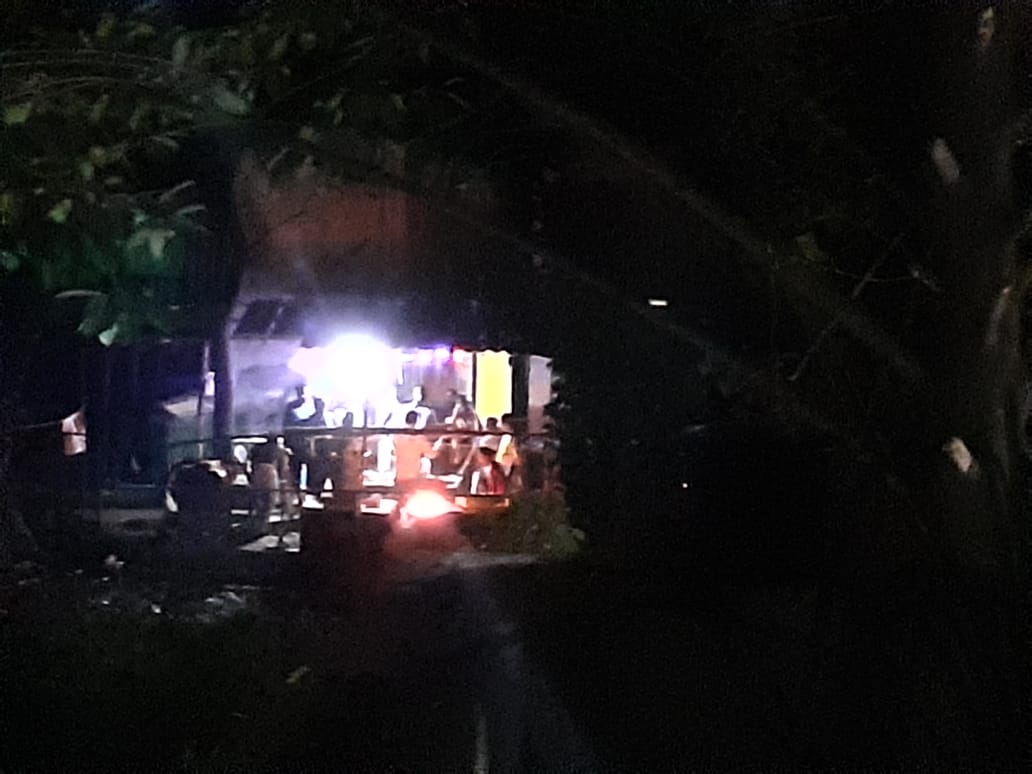 SharvariKhatav2's tweet photo. @CPMumbaiPolice Reporting from New Airport Colony, Vile Parle East. People seen celebrating a birthday party at least 14 of them. Outside their house. Is such gathering allowed? One of our bldgs is already quarantined. https://t.co/S9Pz33tGoN