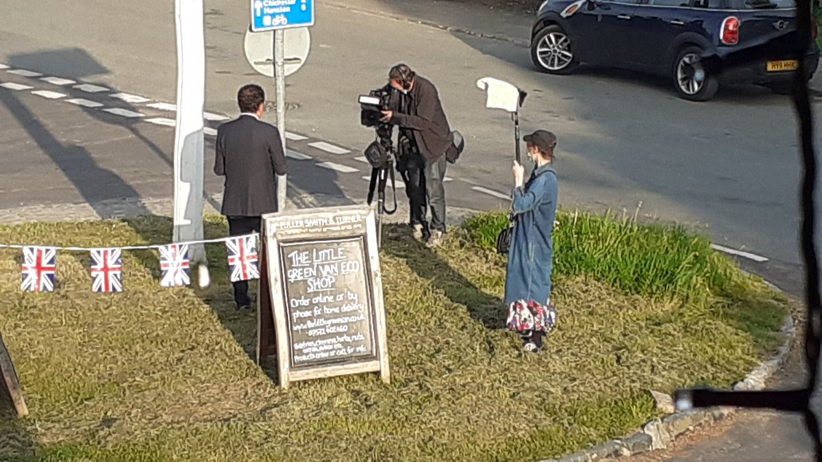Berkeley_Bosham's tweet photo. When you stick your head out the window to see why there are people taking lots of photos of the pub, and you end up getting filmed by German TV asking questions about British pubs in lockdown. ππ
@Berkeley_Bosham #bosham #pub #goingtobefamous #wishiddonemymakeup #lockdown https://t.co/4r2X7e865M