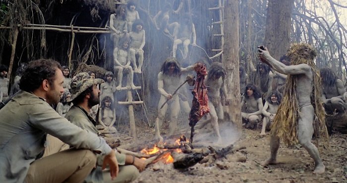 Cannibal Holocaust (1980), est un film d'horreur décrivant les pratiques cannibales. Il était si réaliste que le réalisateur Ruggero Deodato été poursivit en justice et a dû prouvé qu'aucun acteur n'a vraiment été tué pendant le tournage. Les massacres d'animaux sont biens réels.
