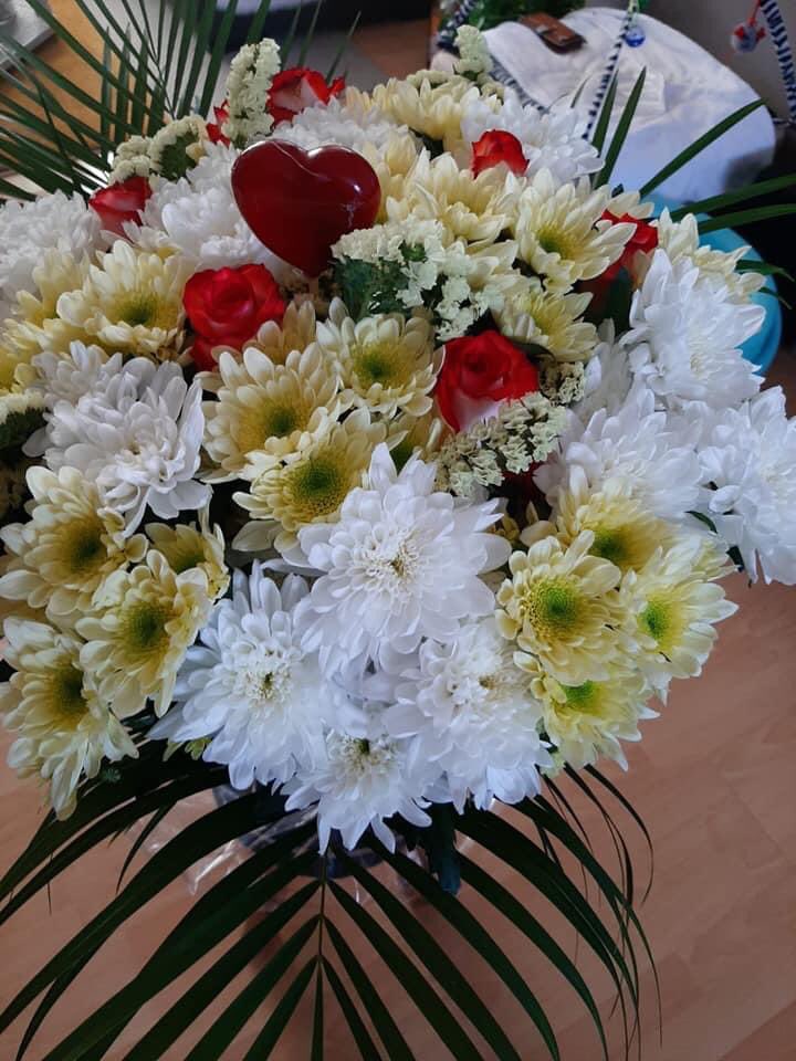 Vandaag met het hele team een applaus en een mooie bos bloemen gegeven aan een vrijwilligsters in #IJsselmonde @stadbeheer010 @HandhavingZ_010