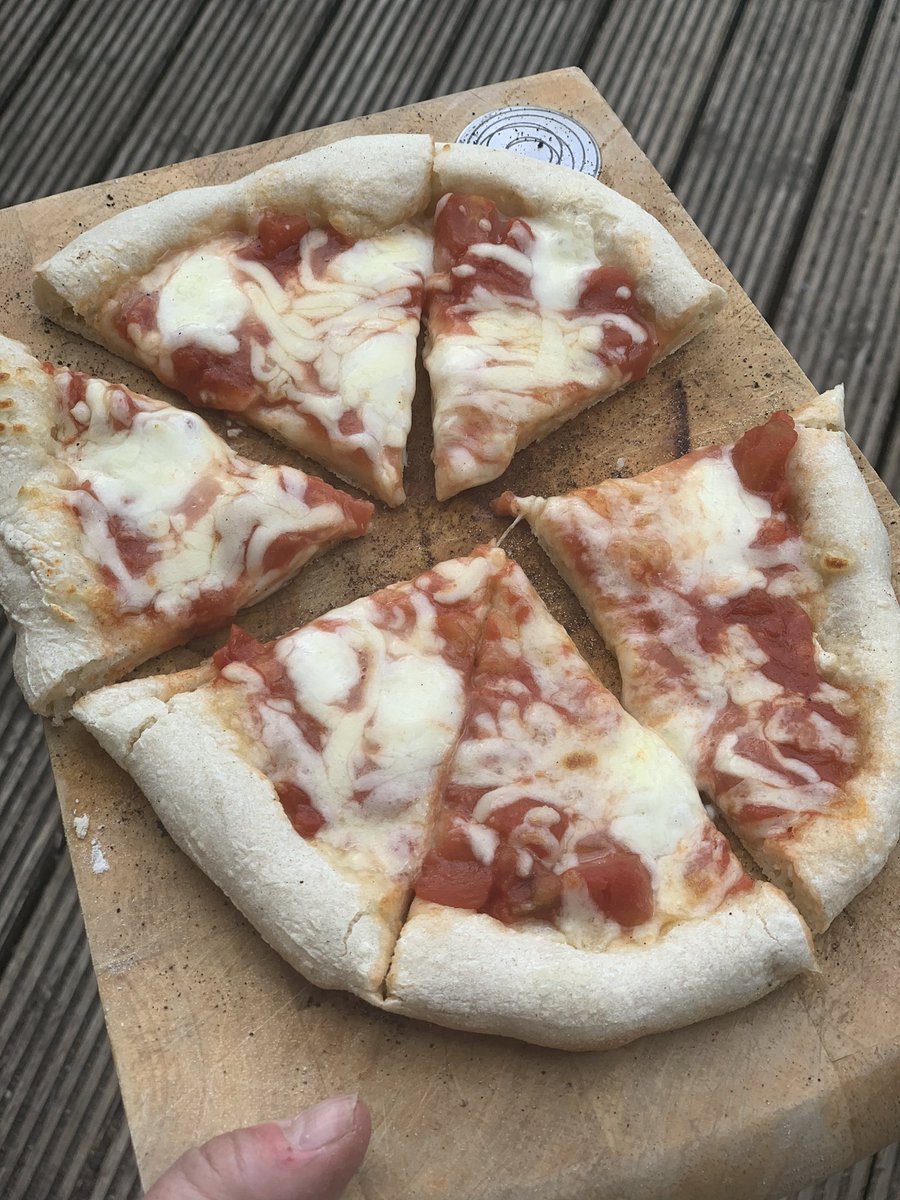 _HannahJBrown's tweet photo. Socially distanced pizza delivery to next door #sliceofkindness ✅ #oonified #OoniDay https://t.co/DnC0bVE4zC