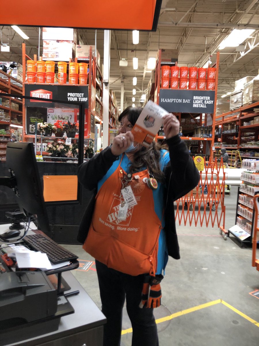 crlongstreet2's tweet photo. Angela at the Service Desk receiving her Silver Award !! Great job Angela!!! https://t.co/mEYK8m6chg