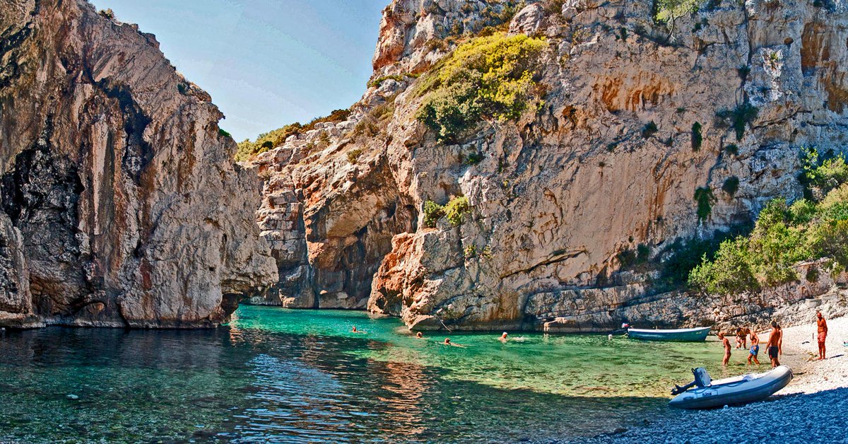 bluesharksplit's tweet photo. The Stiniva Beach is the amazing #Dalmatian natural gem on the island of Vis. Island is ideal for the private boat tour with the numerous Mediterranean sights for experiencing!🚤⛱️🌊
#bluesharktour #bluesharksplit #travel #Croatia
👉https://t.co/T7kiSSM93i https://t.co/SSE33vER3u