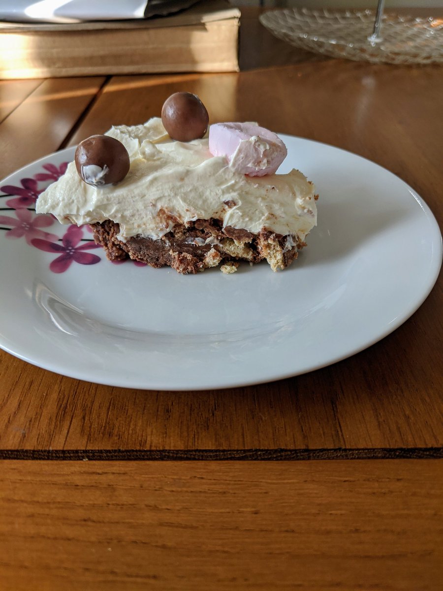 owencreasey's tweet image. Homemade burgers followed by homemade rocky road cheesecake. Only a few arguments in the kitchen...turns out that Ashley doesn&apos;t respond well to my Gordon Ramsay-like attitude and shouting 🤷🏼‍♂️ #shouty #doitproperly #burgers #cheesecake #homecooking #fatboi