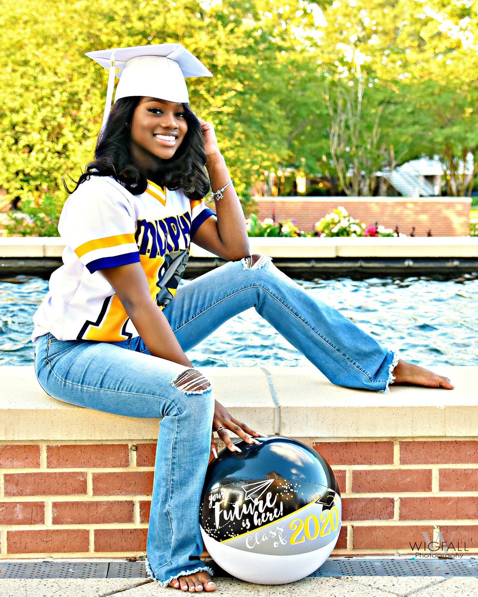 kierstenlafaye's tweet photo. it’s always seem impossible until it’s done 🎓
c/o 2020 signing out💙💛 https://t.co/Ql3bL0WPy4