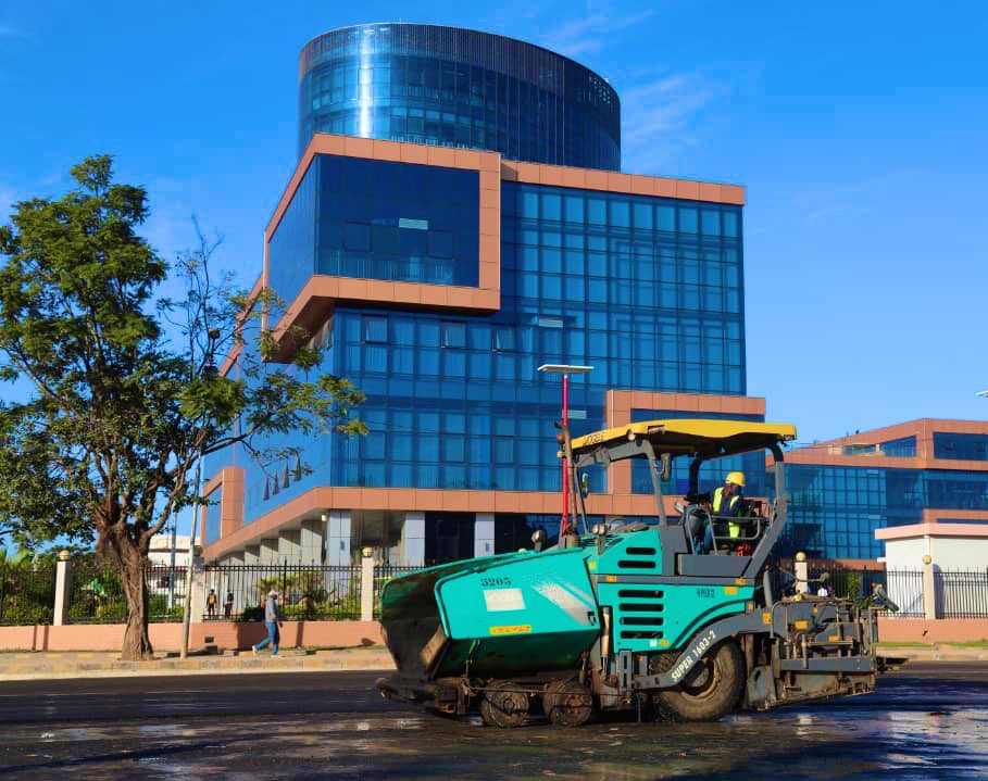 leParrainRDC's tweet photo. 🔴Infrastructures / lubumbashi : Réhabilitation de l'avenue #KAPENDA devant la #CATHÉDRALE et le bâtiment #HYPNOSE a lubumbashi. https://t.co/raYPibVtFq