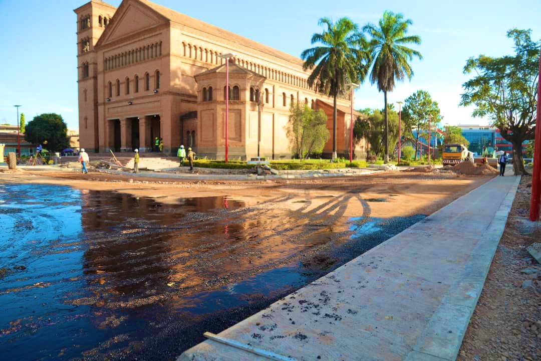 leParrainRDC's tweet photo. 🔴Infrastructures / lubumbashi : Réhabilitation de l'avenue #KAPENDA devant la #CATHÉDRALE et le bâtiment #HYPNOSE a lubumbashi. https://t.co/raYPibVtFq