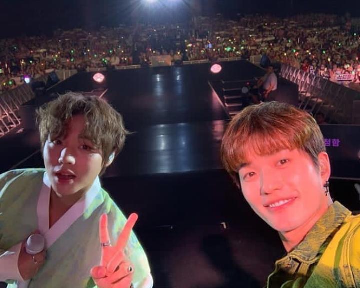 AsmaIkfa's tweet photo. jangan ngarep kita keliatan difoto. dizoom aja burikkkkk ga keliatan ekek😂
#parkjihoon #mayindonesia #fancon2020 https://t.co/dF4adpfHI8