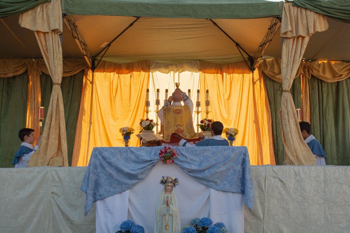 ICKSP's tweet photo. On Sunday May 3rd, the Institute’s St. Gianna Oratory in Tucson, AZ celebrated their first PUBLIC Mass in nearly 2 months w/ an "Outdoor Sunrise Drive-In High Mass" at 6am.  There is no replacement for actually being present at the Holy Sacrifice of the Mass!

#ICKSP #Catholic https://t.co/OxHnYJR71B