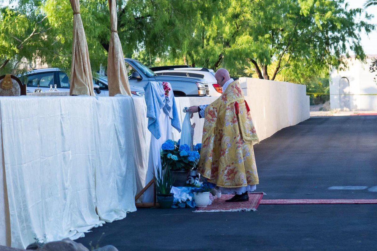 ICKSP's tweet photo. On Sunday May 3rd, the Institute’s St. Gianna Oratory in Tucson, AZ celebrated their first PUBLIC Mass in nearly 2 months w/ an "Outdoor Sunrise Drive-In High Mass" at 6am.  There is no replacement for actually being present at the Holy Sacrifice of the Mass!

#ICKSP #Catholic https://t.co/OxHnYJR71B