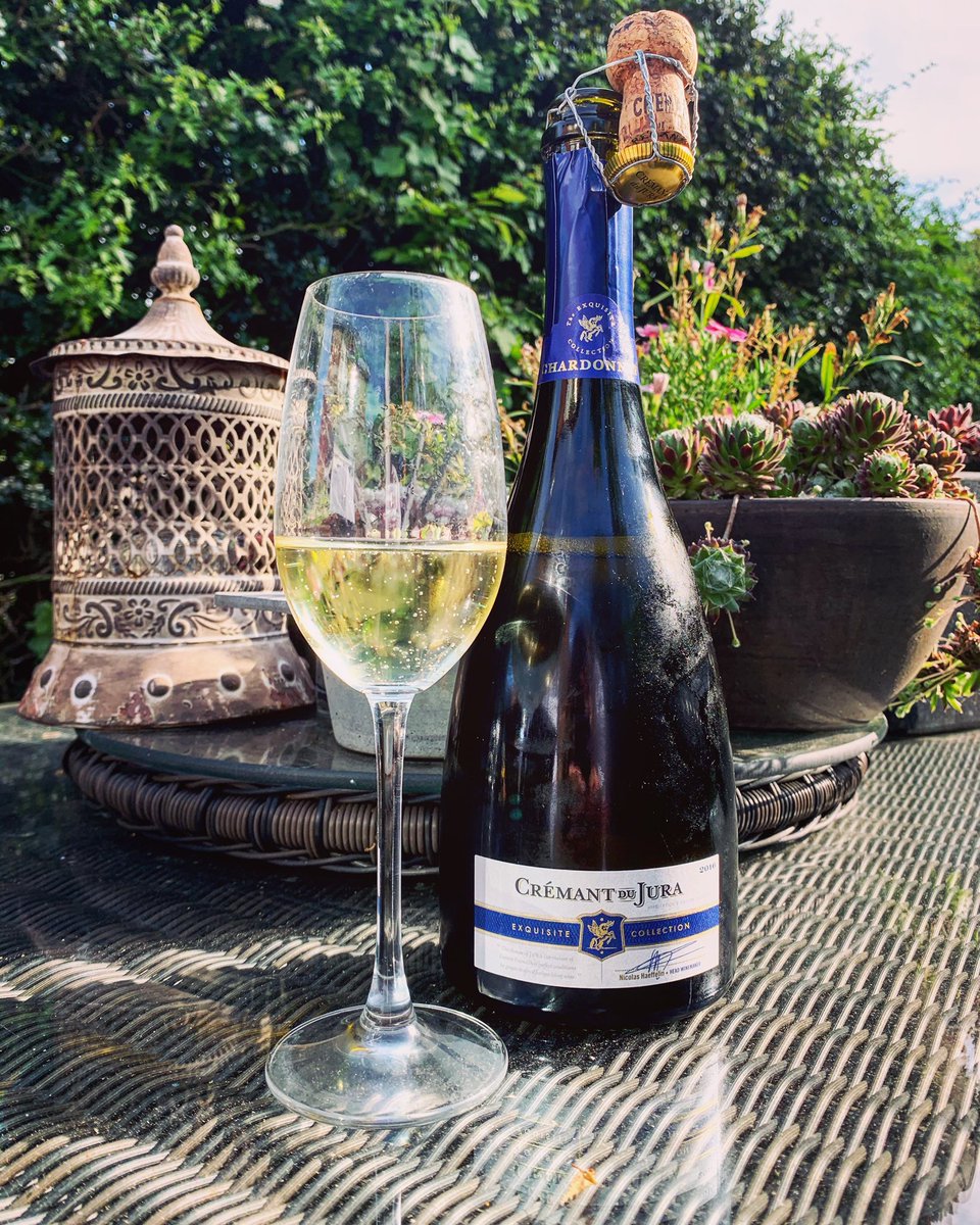 What is a bank holiday weekend without some sparkling wine? This is a fantastic Cremant du Jura from @AldiUK - a great price for a wonderful wine 🥂 happy bank holiday and happy VE Day for yesterday! #winelover #wineblogger #bankholiday #cremantdujura #wineoclock
