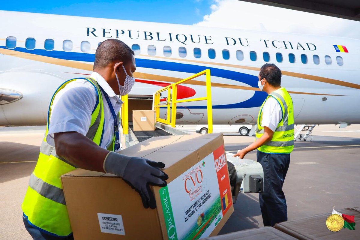 SE_Rajoelina's tweet photo. Avec le #CovidOrganics, #Madagascar est aux côtés de ses frères africains pour soigner et sauver des vies. Notre devoir est de préserver la santé de nos peuples. Le #Tchad a envoyé un avion pour récupérer les dons de CVO . Merci au Président @IdrissDebyI pour sa confiance. 🇹🇩 🇲🇬 https://t.co/H2pwzK4sdh