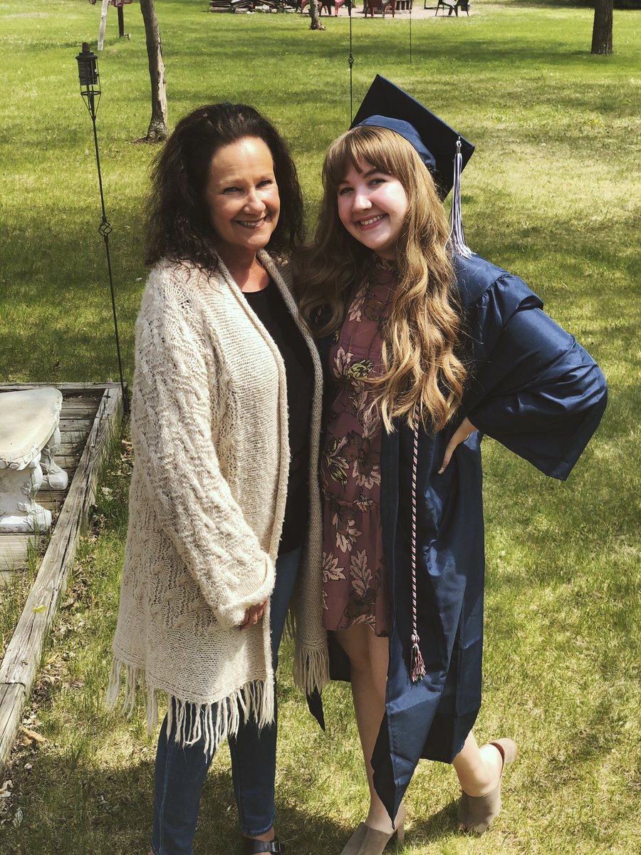 16gilbert's tweet photo. So thankful to have my momma by my side. I wish my dad was here to celebrate, but I know heβs watching over us π
#StoutGrad2020 https://t.co/QVikc9xDie